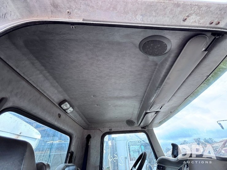 2005-kenworth-t300-image-63