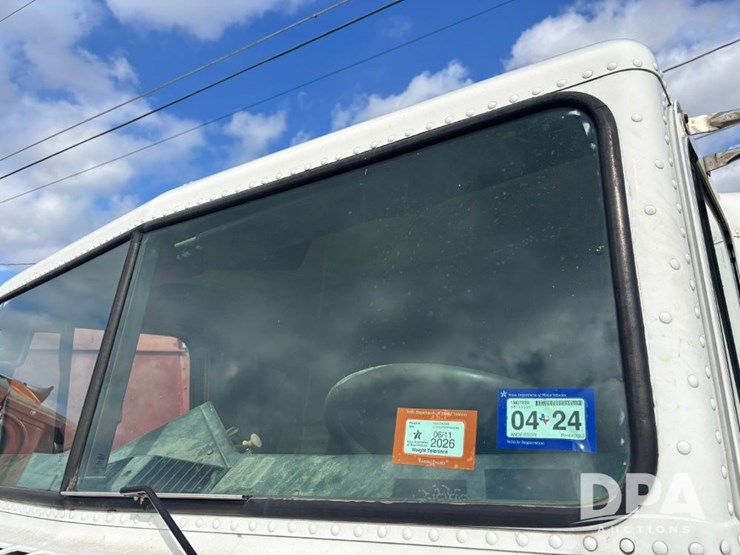 1994-freightliner-fld120-image-52