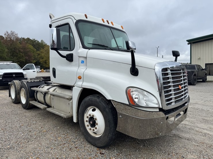 #4623-•-2013-freightliner-cascadia-day-cab-truck-image-1