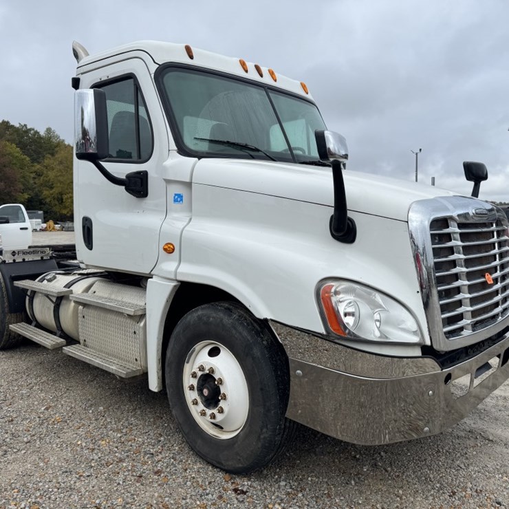 #4623 • 2013 Freightliner Cascadia Day Cab Truck