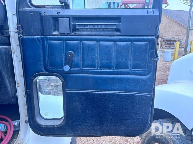 2001-freightliner-fld112-image-66