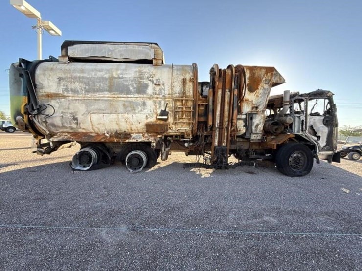 2020-peterbilt-520-image-7