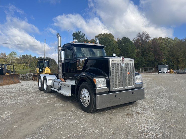 2021-kenworth-w990-image-4