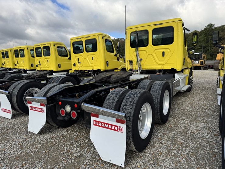 2018-freightliner-cascadia-126-image-4