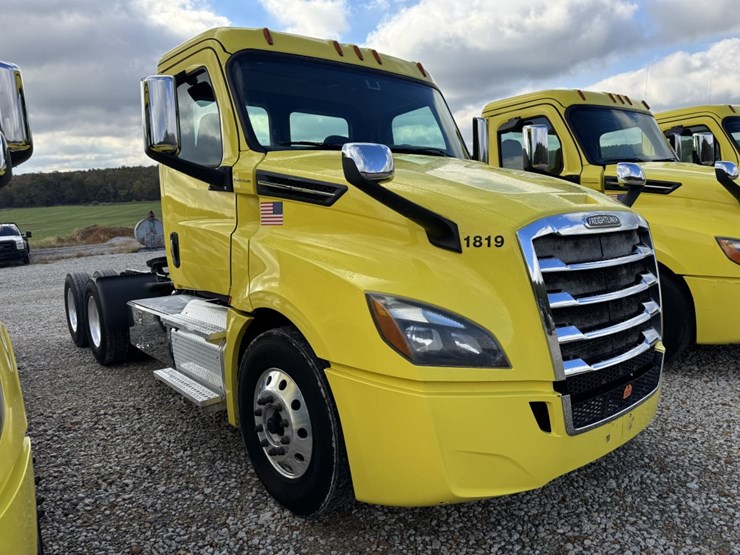 2018-freightliner-cascadia-126-image-3