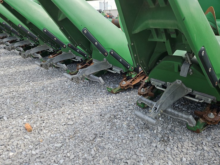 2017-john-deere-608c-image-2