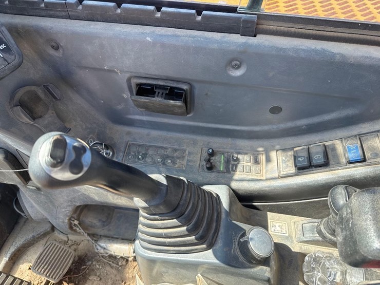 2022-case-cx57c-image-28