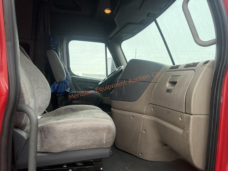 2015-freightliner-cascadia-113-image-30