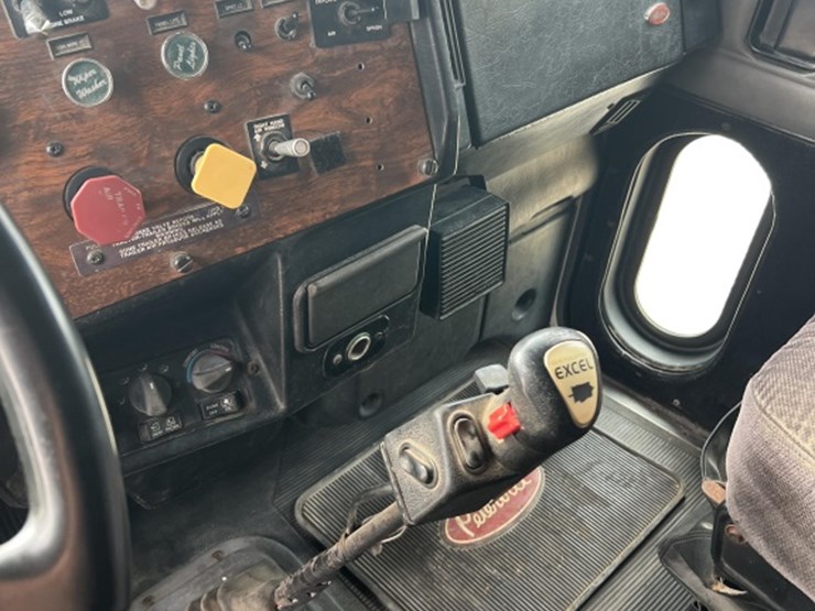 2000-peterbilt-379-image-15
