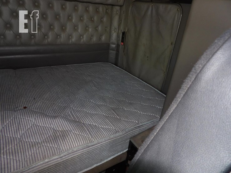 2005-kenworth-w900l-image-27