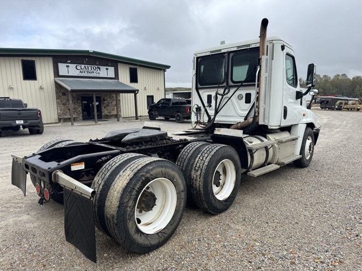 #4623-•-2013-freightliner-cascadia-day-cab-truck-image-4