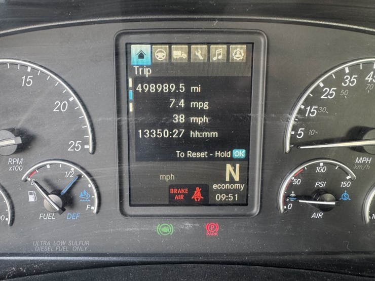 2018-freightliner-cascadia-126-image-8