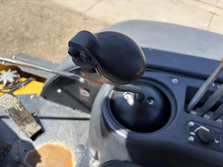 2018-deere-210l-image-37