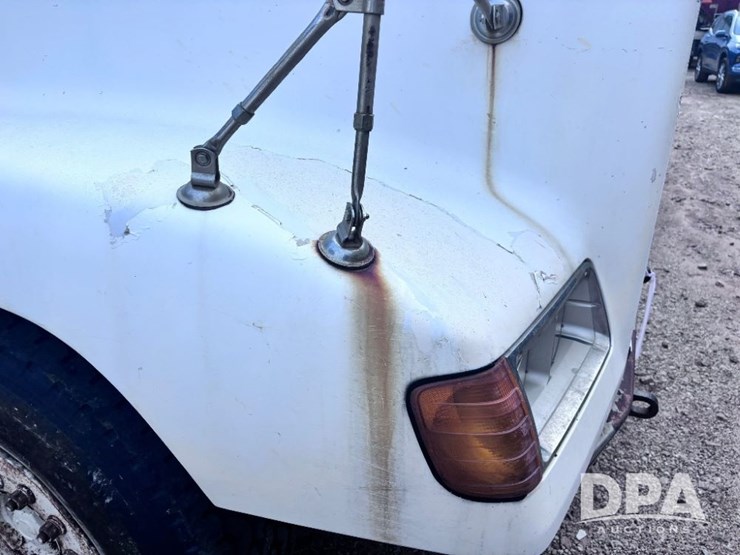 2001-freightliner-fld112-image-47