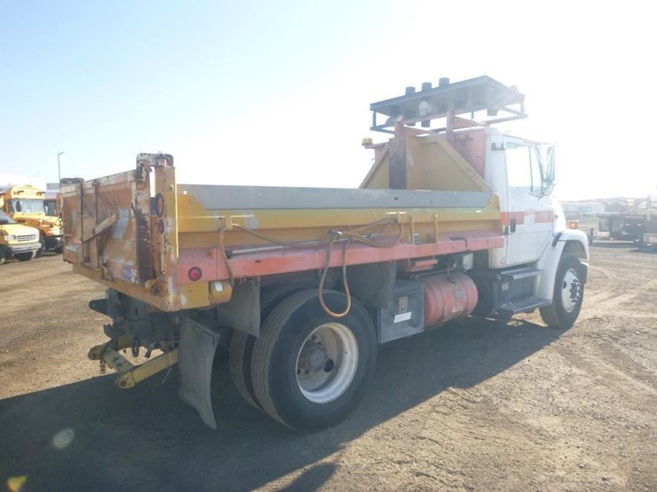 2001-freightliner-fl70-image-3