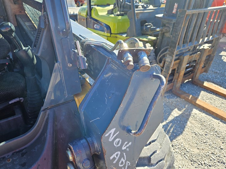 2010-deere-320d-image-4