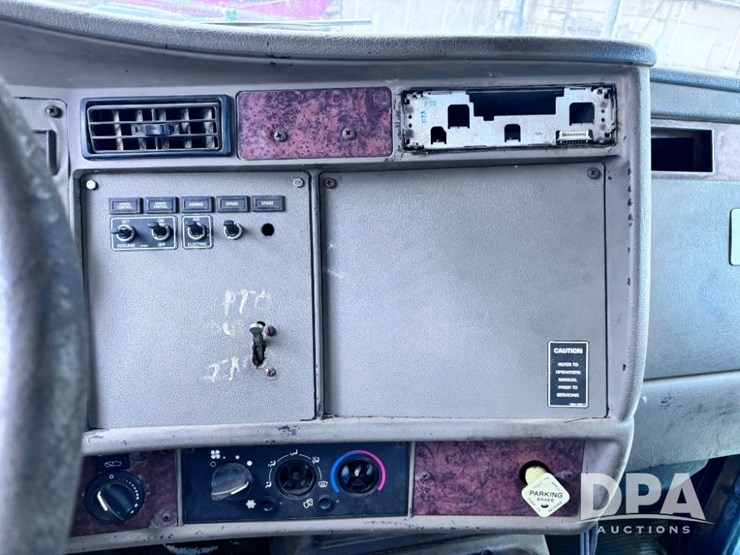 2005-kenworth-t300-image-79