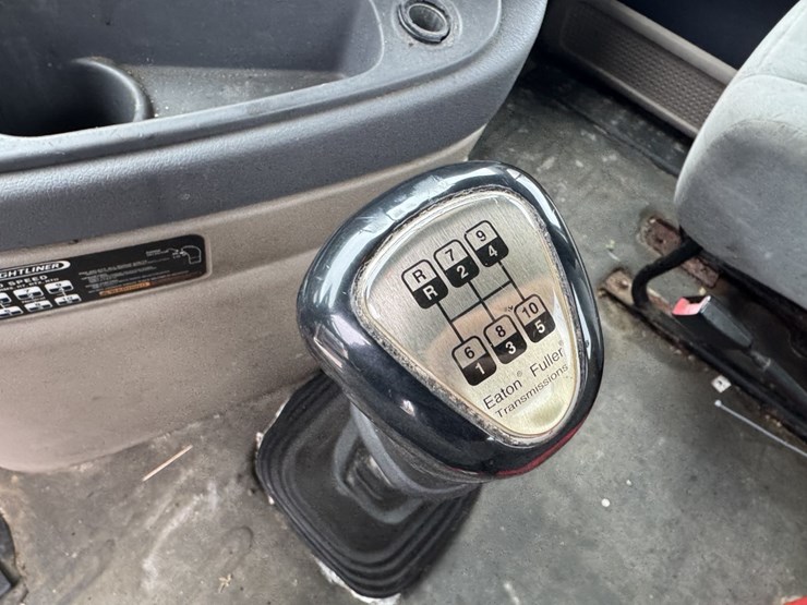 #4623-•-2013-freightliner-cascadia-day-cab-truck-image-10