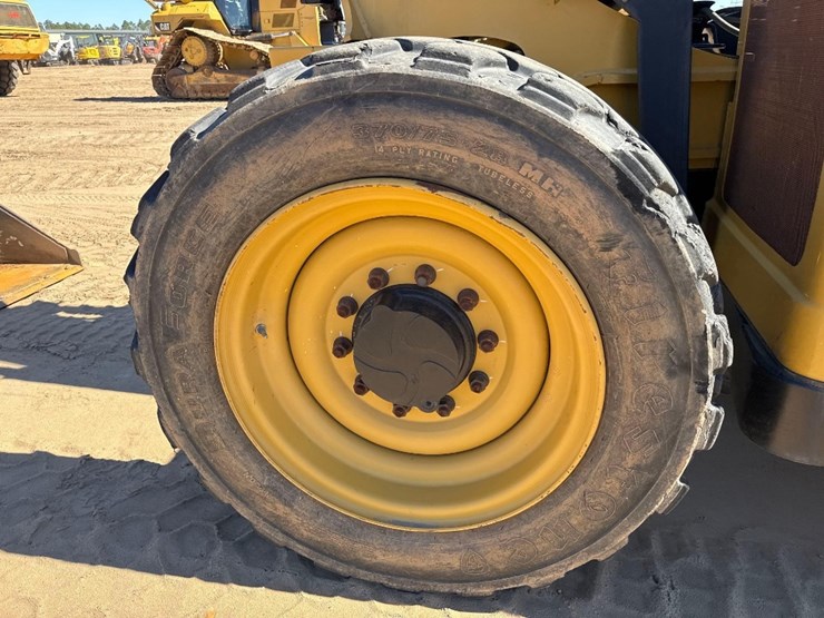 2013-caterpillar-tl642c-image-12