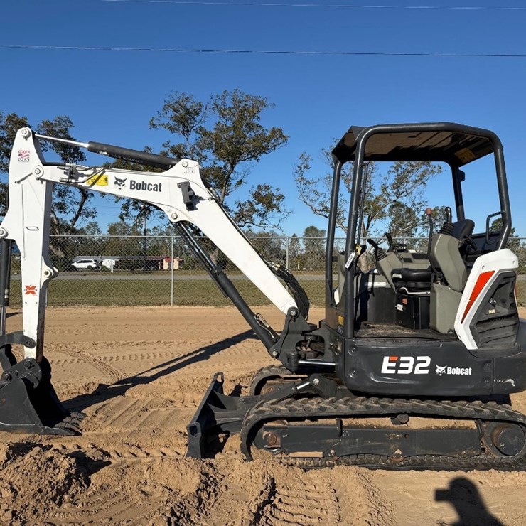 BOBCAT E32