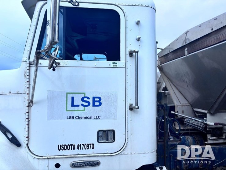 2001-freightliner-fld112-image-22