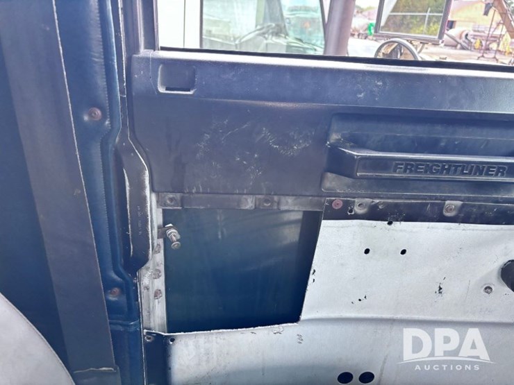 2001-freightliner-fld112-image-87