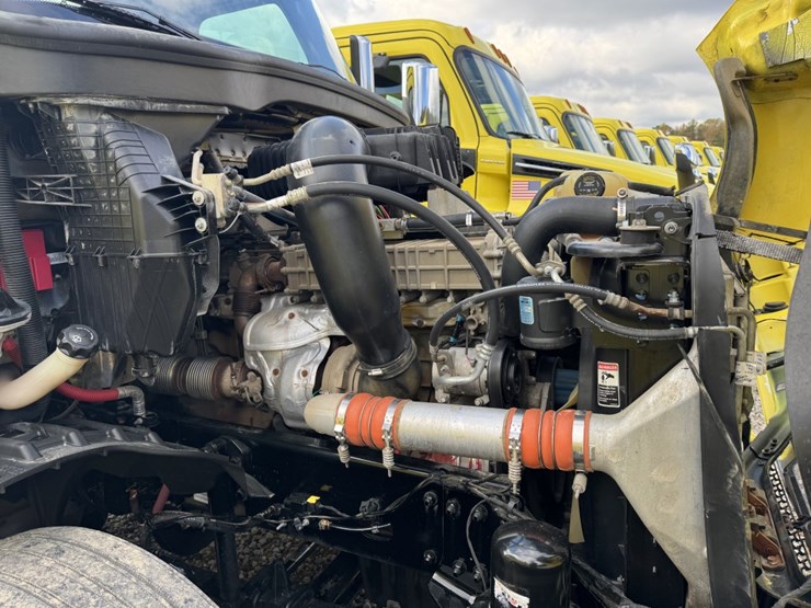 2018-freightliner-cascadia-126-image-10