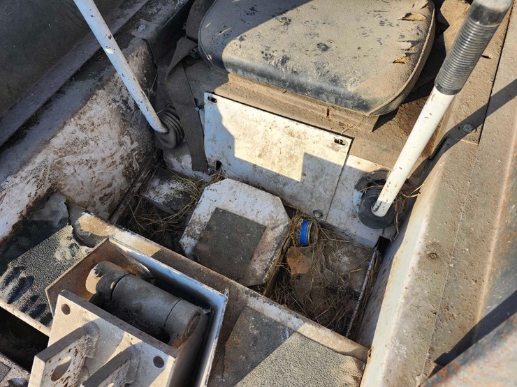 1976-melroe-bobcat-520-skid-steer-image-11