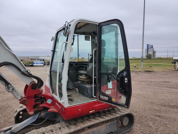 2015-takeuchi-tb260-mini-excavator-image-26