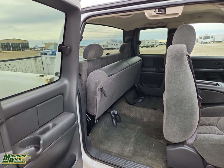 2004-chevrolet-silverado-2500-image-18