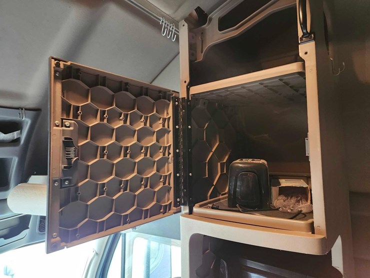 2017-freightliner-cascadia-image-48