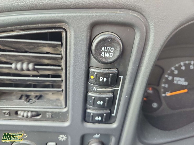 2004-chevrolet-silverado-2500-image-11