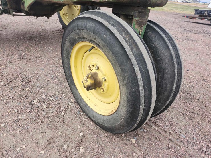 john-deere-520-image-34