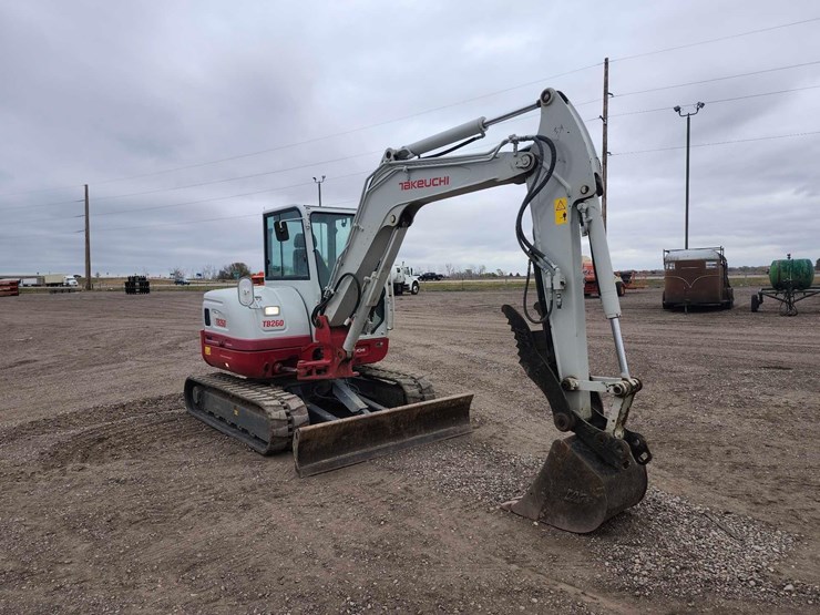 2015-takeuchi-tb260-mini-excavator-image-2