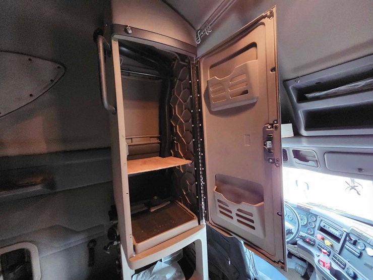 2017-freightliner-cascadia-image-47