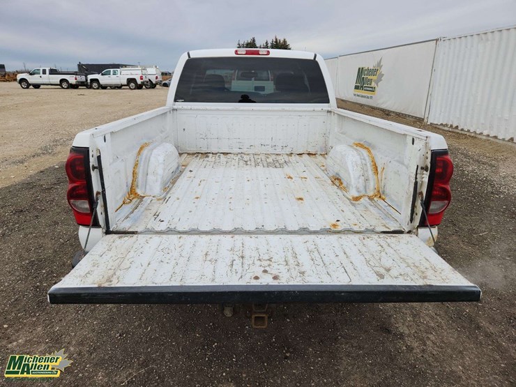 2004-chevrolet-silverado-2500-image-24