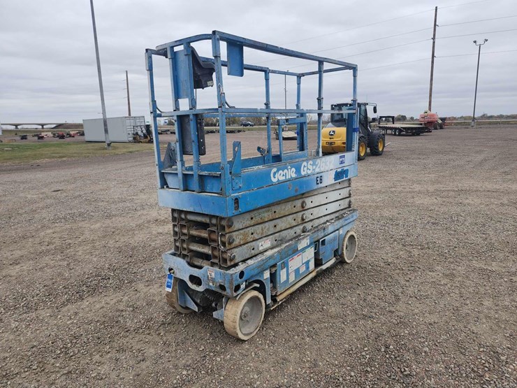 genie-gs-2632-scissor-lift-image-3