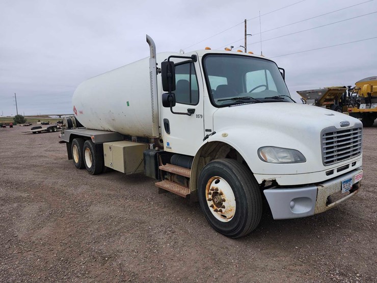 freightliner-propane-truck-image-2
