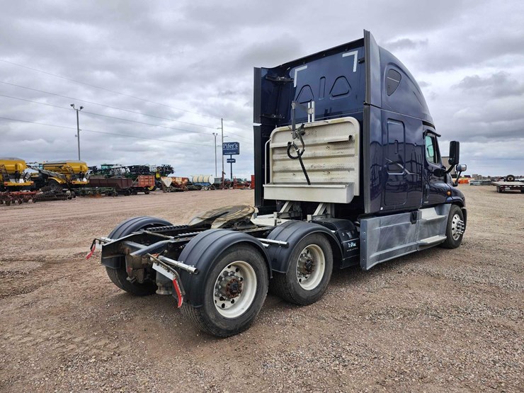 2017-freightliner-cascadia-image-5