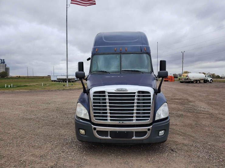 2017-freightliner-cascadia-image-2