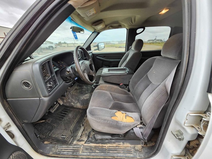 2005-gmc-sierra-3500-image-18