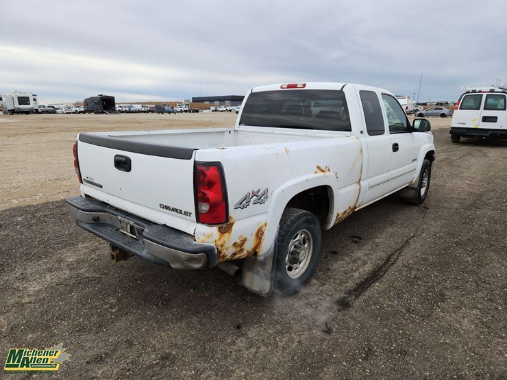2004-chevrolet-silverado-2500-image-4