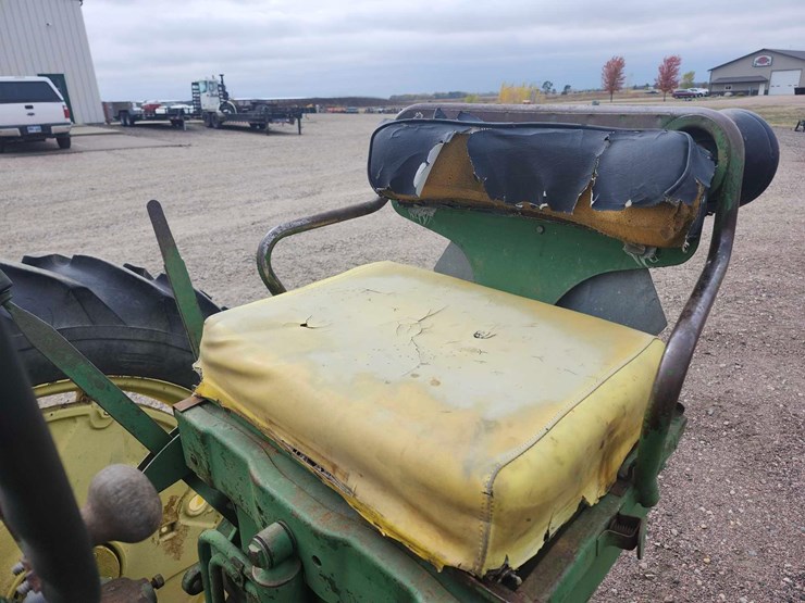 john-deere-520-image-24