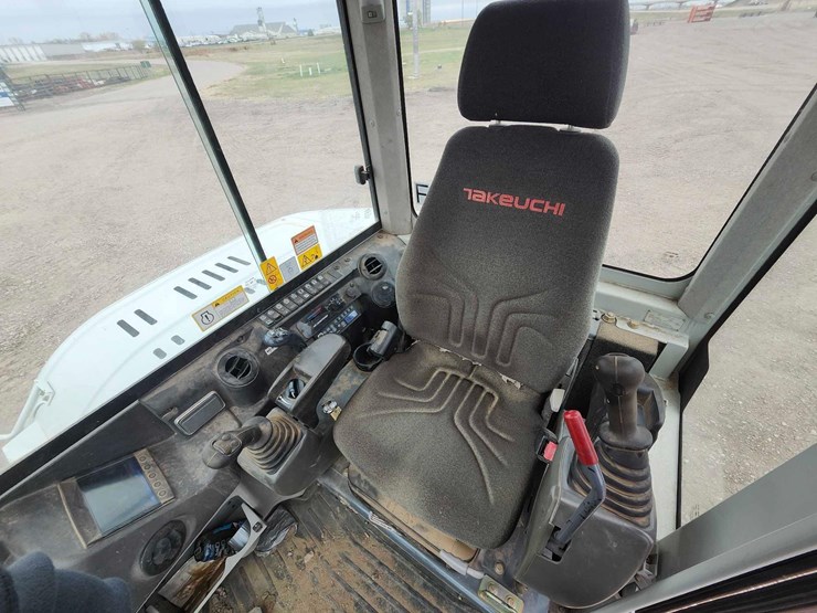 2015-takeuchi-tb260-mini-excavator-image-28