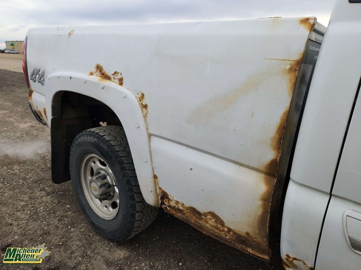 2004-chevrolet-silverado-2500-image-36