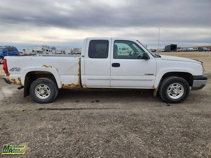 2004-chevrolet-silverado-2500-image-25