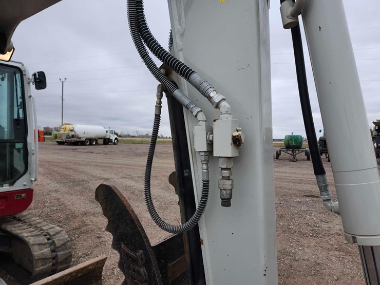 2015-takeuchi-tb260-mini-excavator-image-23