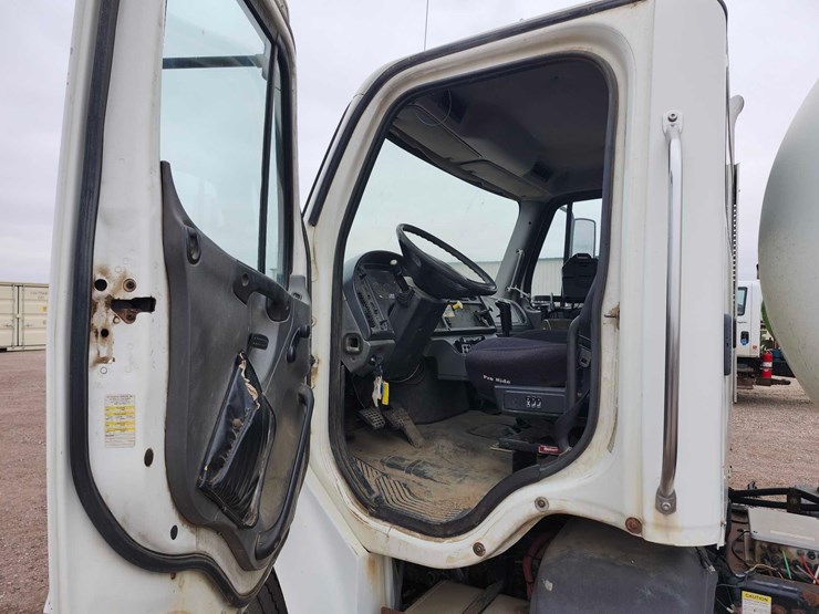 freightliner-propane-truck-image-23