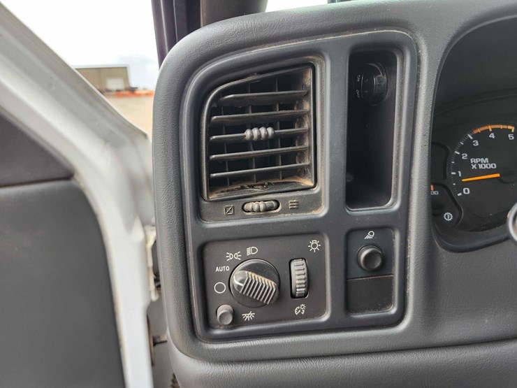 2005-gmc-sierra-3500-image-23