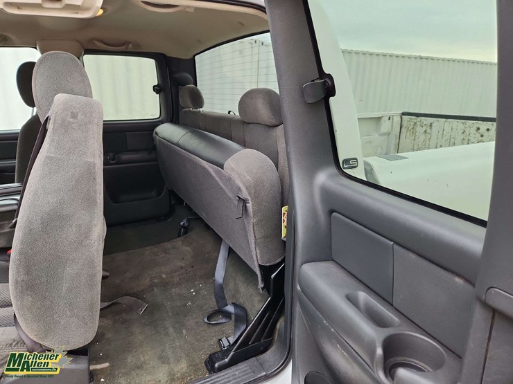 2004-chevrolet-silverado-2500-image-17